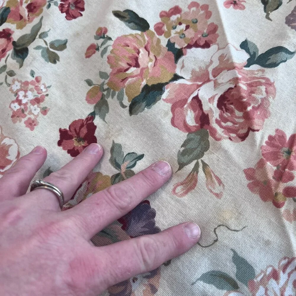 Vintage Floral Print Tablecloth 68”‎ Round Peony Rose Cottagecore Grannycore
